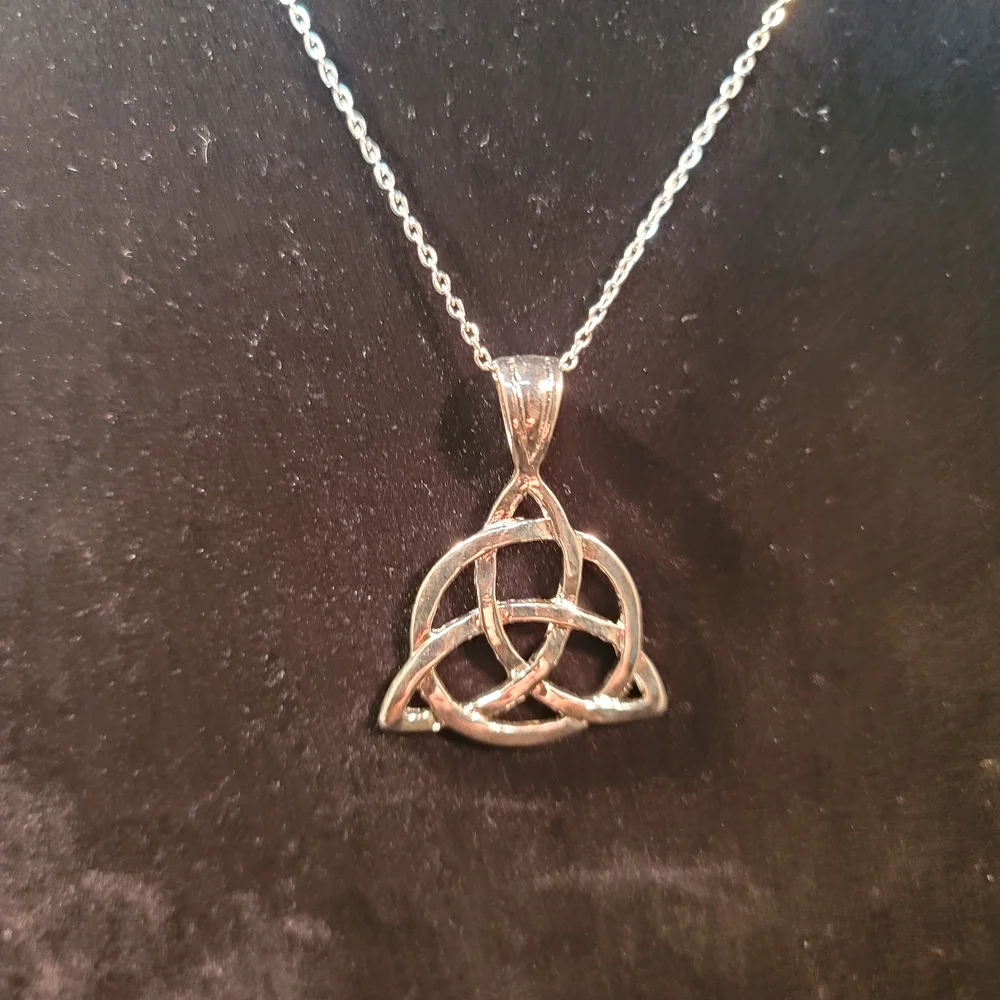 0510. Silver Interwoven ~Triquetra Pendant w/ Radiant Detailing and 18" Chain - Picture 6 of 7
